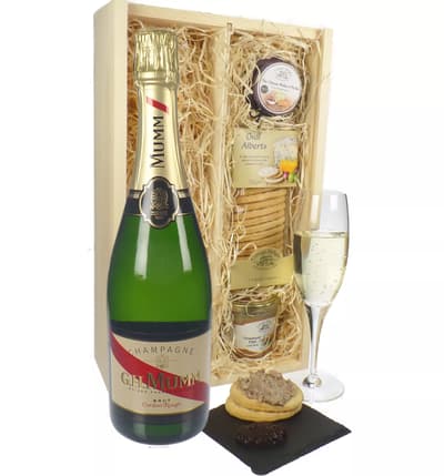 Mumm Cordon Rouge Brut Champagne Gift Set with 2 Flutes